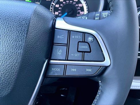 Used 2025 Toyota Highlander XLE image 18