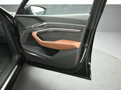 Used 2019 Audi e-tron Prestige w/ Prestige Package image 34
