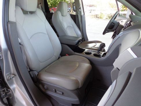 Used 2011 Chevrolet Traverse LT AWD/4WD image 17