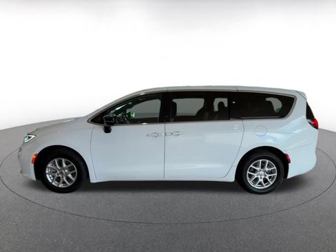Used 2025 Chrysler Pacifica Select FWD image 7