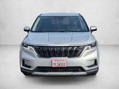 Used 2023 Kia Carnival LX image 2