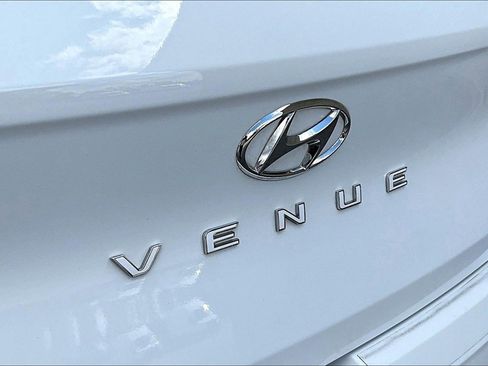 Used 2023 Hyundai Venue Limited image 8