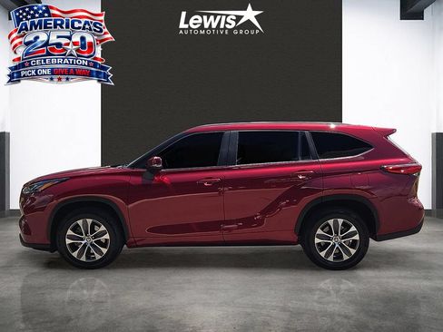 Used 2023 Toyota Highlander XLE FWD image 2