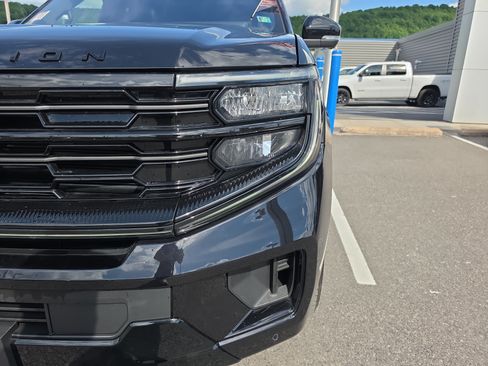 Used 2025 Ford Expedition Platinum w/ Stealth Performance Package AWD/4WD image 10