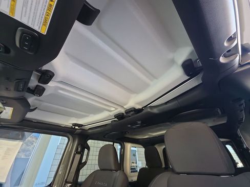 Used 2022 Jeep Wrangler Unlimited Sahara AWD/4WD image 19