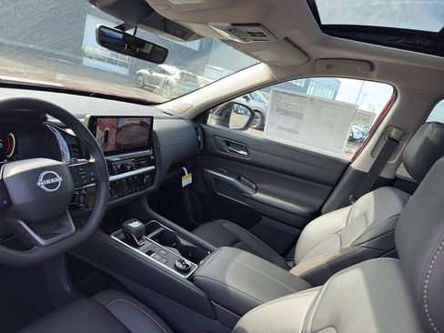 New 2026 Nissan Pathfinder SL image 25