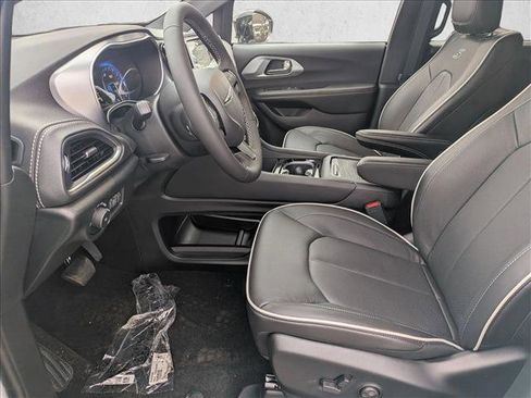 New 2026 Chrysler Pacifica Limited image 4
