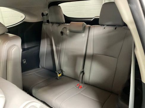Used 2024 Toyota Highlander XLE AWD/4WD image 13