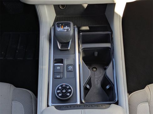 Used 2024 Nissan Pathfinder SV image 26