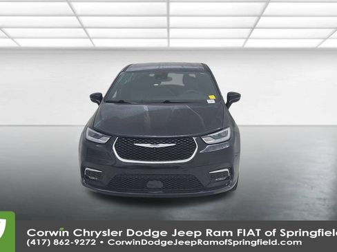 Certified 2025 Chrysler Pacifica Select image 5