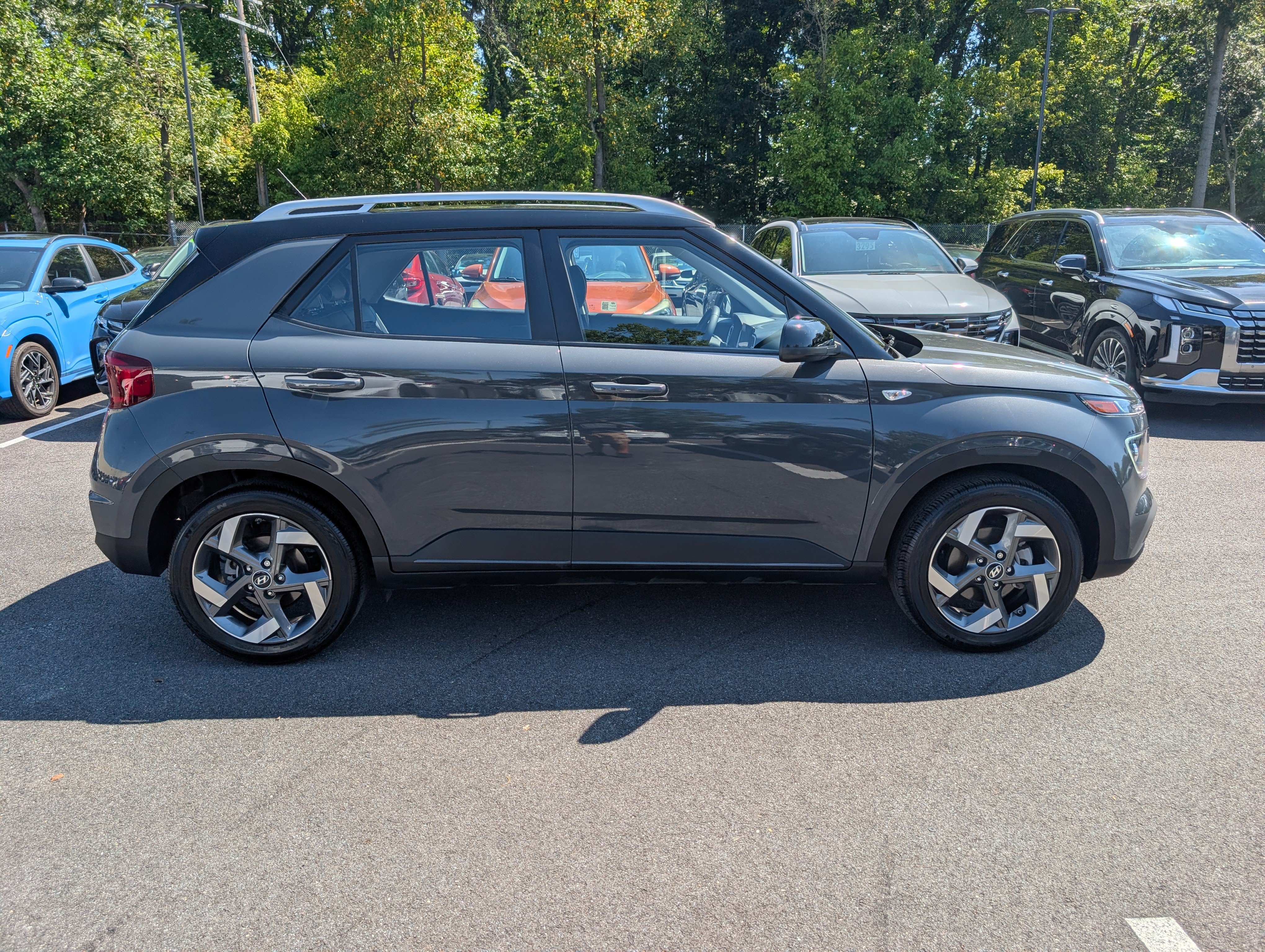 Used 2025 Hyundai Venue Limited FWD image 2