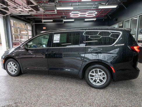 Used 2022 Chrysler Pacifica Touring-L image 2