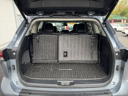 Used 2023 Toyota Highlander XLE AWD/4WD image 11