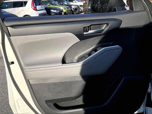 Used 2021 Toyota Highlander XLE image 21