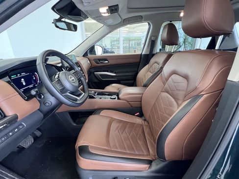 Used 2024 Nissan Pathfinder Platinum AWD/4WD image 11