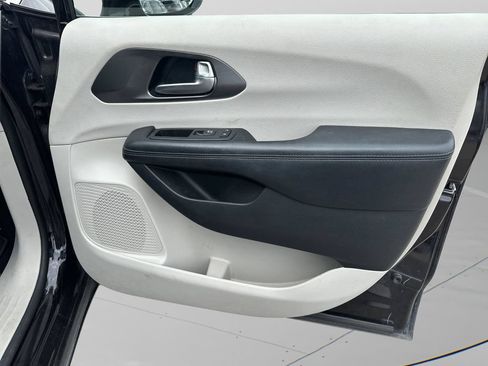 Used 2019 Chrysler Pacifica Limited FWD image 13