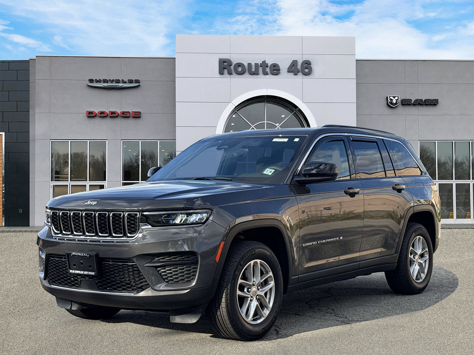 Used 2025 Jeep Grand Cherokee Laredo X w/ Luxury Tech Group I AWD/4WD image 2
