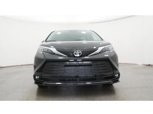 New 2026 Toyota Sienna XLE image 31