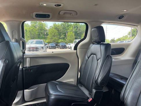 Used 2024 Chrysler Pacifica Touring-L FWD image 23