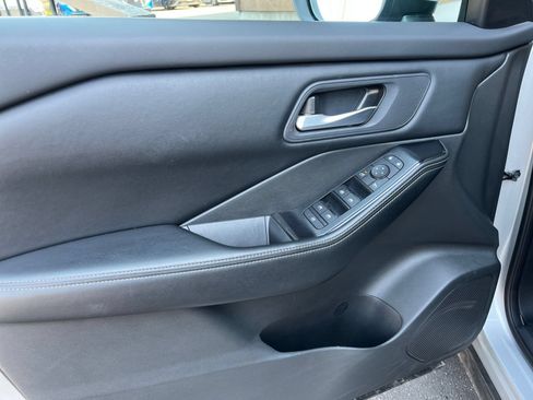 Used 2025 Nissan Rogue SV FWD image 15