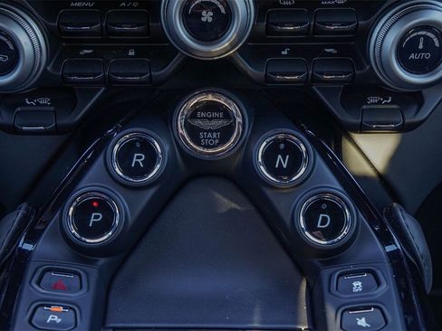 Used 2022 Aston Martin V8 Vantage Coupe image 32