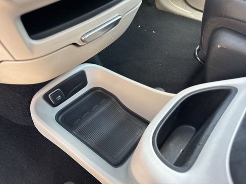 Used 2024 Chrysler Pacifica Touring-L FWD image 32