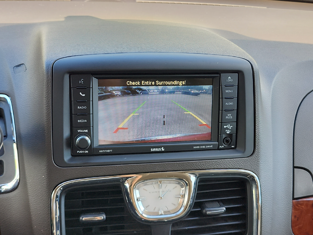 Used 2015 Chrysler Town & Country Touring-L w/ Driver Convenience Group FWD image 26