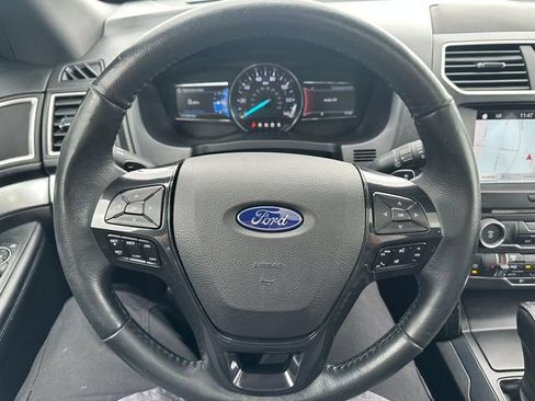 Used 2017 Ford Explorer XLT w/ Equipment Group 202A AWD/4WD image 12