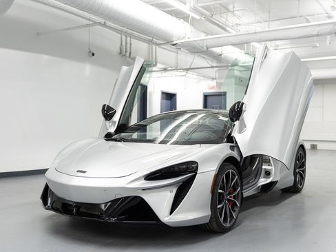Used 2023 McLaren Artura image 2