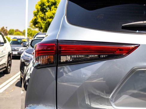Used 2021 Toyota Highlander Platinum FWD image 10
