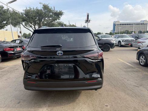 Certified 2025 Toyota Sienna XLE FWD image 7