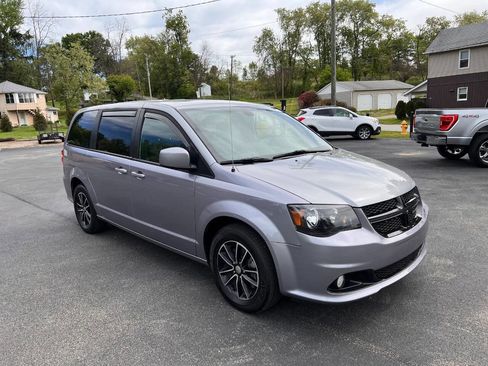 Used 2019 Dodge Grand Caravan SXT w/ Blacktop Package FWD image 3