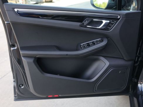 Certified 2025 Porsche Macan image 30