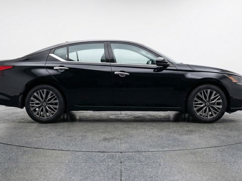 Used 2025 Nissan Altima 2.5 SV FWD image 11