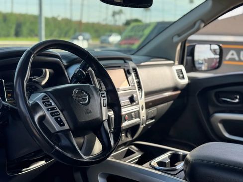 Used 2018 Nissan Titan SV w/ SV Convenience Package image 18