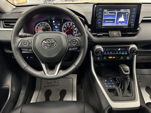 Used 2021 Toyota RAV4 XLE Premium image 14