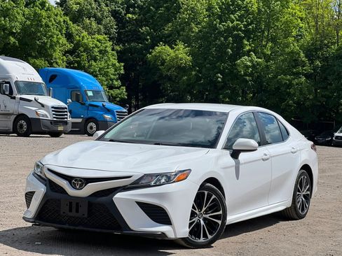 Used 2020 Toyota Camry SE FWD image 2