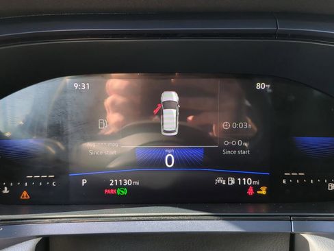 Used 2023 Volkswagen Taos SE w/ Panoramic Sunroof Package FWD image 32