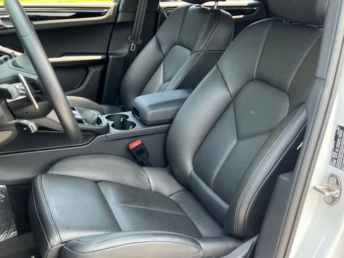 Certified 2025 Porsche Macan AWD/4WD image 5