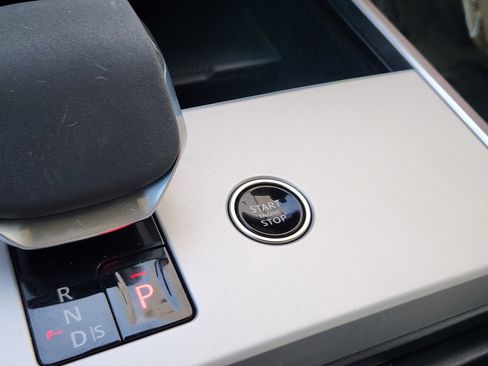 Used 2024 Land Rover Range Rover Long Wheelbase SE image 21