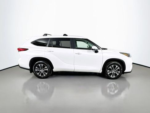 Certified 2023 Toyota Highlander XLE image 9