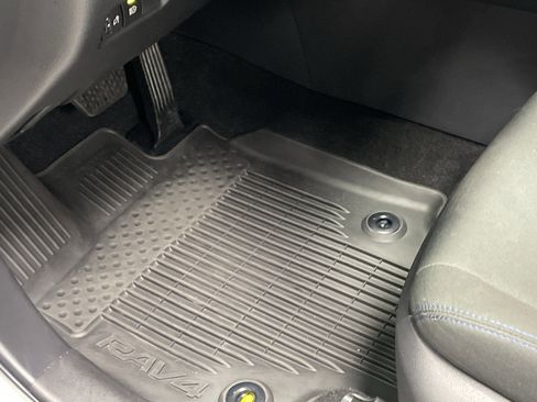 Used 2025 Toyota RAV4 SE image 17