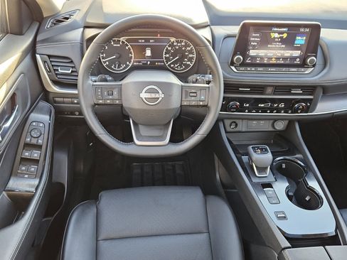 Used 2025 Nissan Rogue SV w/ SV Premium Package image 5