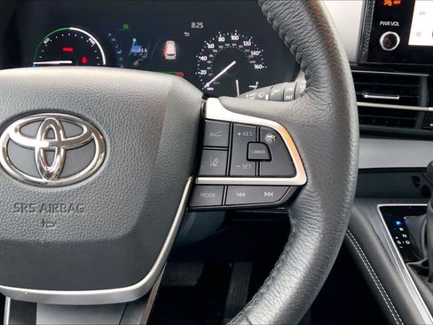 Used 2025 Toyota Sienna XLE image 24