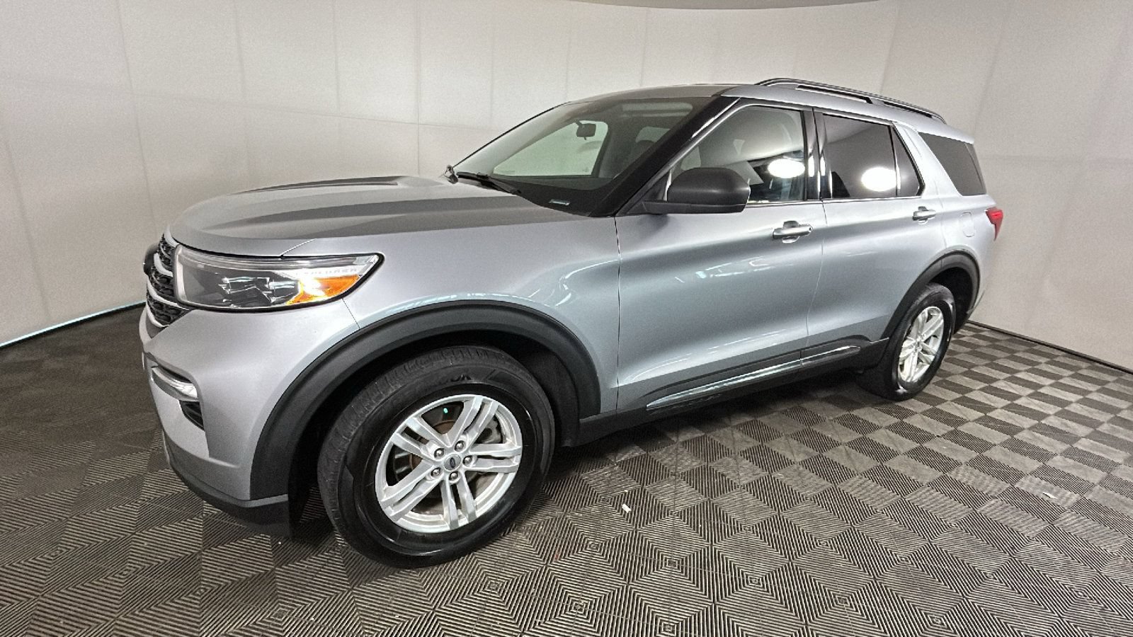 Used 2022 Ford Explorer XLT AWD/4WD image 7