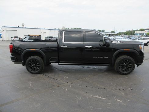 Used 2023 GMC Sierra 2500 Denali w/ Denali Black Diamond Edition AWD/4WD image 4