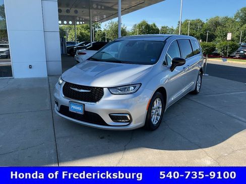 Used 2024 Chrysler Pacifica Touring-L FWD image 2