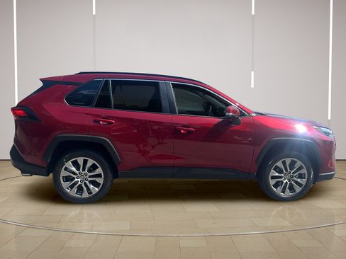 Used 2022 Toyota RAV4 XLE Premium FWD image 8