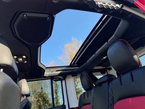 Used 2023 Jeep Wrangler Unlimited w/ Sun & Screen Package image 20