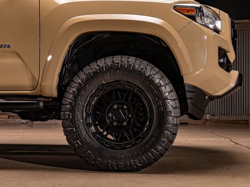 Used 2020 Toyota Tacoma SR5 w/ Technology Package image 13